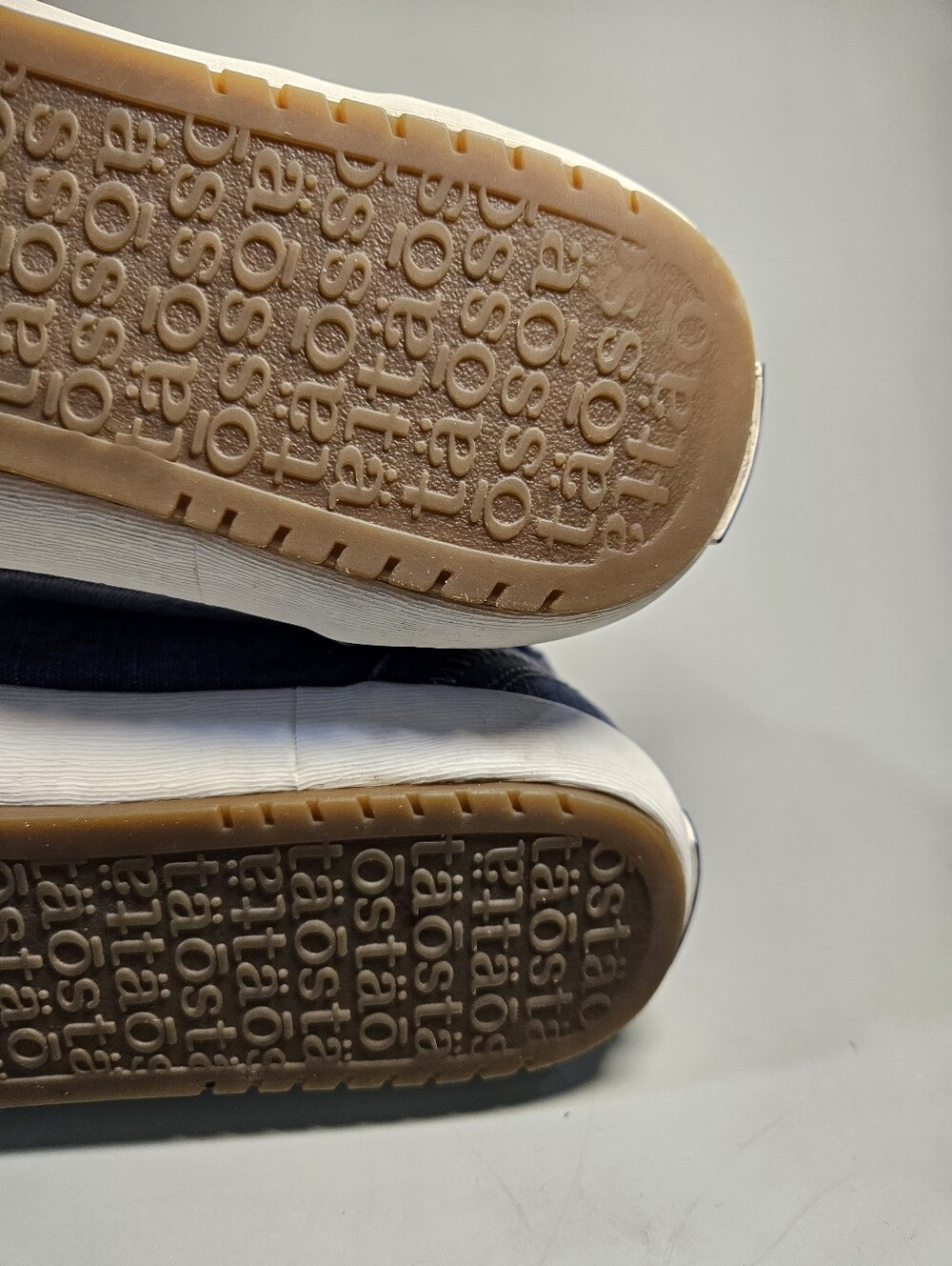Taos Women Sneakers Good Used Condition. See Pics. 8.5 (Bin12) - Picture 8 of 11